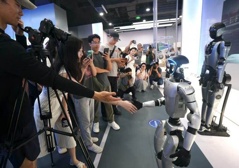 九游娱乐：探访全球首家具身智能机器人4S店与主题餐厅｜机器人发展看北京(图3)